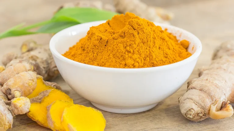 O Poder Anti-inflamatório da Cúrcuma Como Usar o Ouro em Pó Para Aliviar Dores e Inchaço
